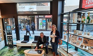 Info-Inseln mit Touchscreens, 3-D-Brille für den virtuellen Besuch der Paderborner Sehenswürdigkeiten und alles entlang der im Boden "verlaufenden" Pader, Karl Heinz Schäfer und Anja Vollmer freuen sich über die neuen Möglichkeiten der Tourist-Information. - Marc Schröder Info-Inseln mit Touchscreens, 3-D-Brille für den virtuellen Besuch der Paderborner Sehenswürdigkeiten und alles entlang der im Boden "verlaufenden" Pader, Karl Heinz Schäfer und Anja Vollmer freuen sich über die neuen Möglichkeiten der Tourist-Information. - Marc Schröder