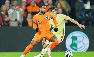 Pech für Memphis Depay. Ohne Pass geht es für ihn nicht in die Heimat. - Peter Dejong/AP/dpa Pech für Memphis Depay. Ohne Pass geht es für ihn nicht in die Heimat. - Peter Dejong/AP/dpa