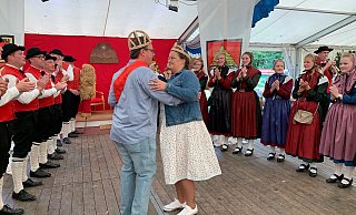 Ein Tanz in Ehren, das kann auch das neue Königspaar Matthias und Nicole Dabelstein nicht verwehren. - Noah Brümmelhorst Ein Tanz in Ehren, das kann auch das neue Königspaar Matthias und Nicole Dabelstein nicht verwehren. - Noah Brümmelhorst
