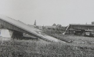 Zerstört: Auch die Weserbrücke in Rehme wurde durch Bomben getroffen. - Foto: Stadtarchiv Zerstört: Auch die Weserbrücke in Rehme wurde durch Bomben getroffen. - Foto: Stadtarchiv