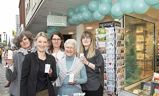 Team Zuversicht: Gina Just (2.v.l.) und ihre Mitarbeiterinnen Eléna Consino (v.l.), Heike Kirchner, Ulla Loewner und Bianca Henke vor dem neuen Standort der Buchhandlung Klack an der Hauptstraße 113. - Dieckmann-Fotodesign l Bielefeld Team Zuversicht: Gina Just (2.v.l.) und ihre Mitarbeiterinnen Eléna Consino (v.l.), Heike Kirchner, Ulla Loewner und Bianca Henke vor dem neuen Standort der Buchhandlung Klack an der Hauptstraße 113. - Dieckmann-Fotodesign l Bielefeld