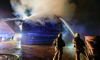 Rund 80 Feuerwehrleute sind bei den Löscharbeiten auf dem Delbrücker Hof Gröpper am Jüdendamm im Einsatz. - Ralph Meyer Rund 80 Feuerwehrleute sind bei den Löscharbeiten auf dem Delbrücker Hof Gröpper am Jüdendamm im Einsatz. - Ralph Meyer