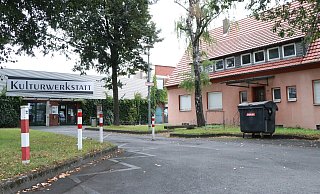 Die Kulturwerkstatt an der Bahnhofstraße wird demnächst umgebaut, das ehemalige Pigal-Gebäude rechts wird abgerissen, so dass ein großer Hof als Multifunktionsfläche ensteht. - Holger Kosbab Die Kulturwerkstatt an der Bahnhofstraße wird demnächst umgebaut, das ehemalige Pigal-Gebäude rechts wird abgerissen, so dass ein großer Hof als Multifunktionsfläche ensteht. - Holger Kosbab