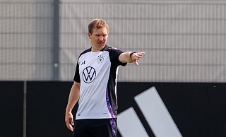 Julian Nagelsmann in Aktion beim Training in Herzogenaurach. - Daniel Karmann/dpa Julian Nagelsmann in Aktion beim Training in Herzogenaurach. - Daniel Karmann/dpa