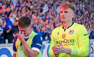 Die Arminen Marius Wörl (l.) und Jonas Kersken können ihre Enttäuschung nach dem verlorenen Pokalfinale nicht verbergen. - Teresa Kroeger/RHR-FOTO Die Arminen Marius Wörl (l.) und Jonas Kersken können ihre Enttäuschung nach dem verlorenen Pokalfinale nicht verbergen. - Teresa Kroeger/RHR-FOTO