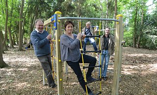 Der Spielplatz im Pr. Ströher Speukebusch war vor fünf Jahren angehübscht worden – auch zur Freude von Ortspfarrer Roland Mettenbrink und Bianca Winkelmann (Archivfoto). - Joern Spreen-Ledebur Der Spielplatz im Pr. Ströher Speukebusch war vor fünf Jahren angehübscht worden – auch zur Freude von Ortspfarrer Roland Mettenbrink und Bianca Winkelmann (Archivfoto). - Joern Spreen-Ledebur