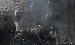 Palästinenser suchen in den Trümmern eines zerstörten Gebäudes in Bureij nach Überlebenden. - Mohammed Dahman/AP/dpa Palästinenser suchen in den Trümmern eines zerstörten Gebäudes in Bureij nach Überlebenden. - Mohammed Dahman/AP/dpa