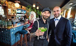 Mit Dragqueen Cordelia Sparks (l.) eröffneten Barkeeper Tayfun Avar und Samy Wali das neue "Sarabaé" an der Bleichstraße. - Barbara Franke Mit Dragqueen Cordelia Sparks (l.) eröffneten Barkeeper Tayfun Avar und Samy Wali das neue "Sarabaé" an der Bleichstraße. - Barbara Franke