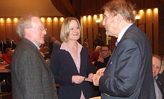Klaus Vehlber (l.), Vater von Bürgermeisterkandidatin Melanie Detering-Vehlber und Paul Gauselmann im Gespräch. - Karsten Schulz Klaus Vehlber (l.), Vater von Bürgermeisterkandidatin Melanie Detering-Vehlber und Paul Gauselmann im Gespräch. - Karsten Schulz