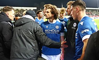 Im Anschluss an das 0:1 in Sandhausen stellen sich die Arminia-Profis Mael Corboz, Joel Grodowski und Stefano Russo (v. l.) den mitgereisten Fans. - IMAGO/Jan Huebner Im Anschluss an das 0:1 in Sandhausen stellen sich die Arminia-Profis Mael Corboz, Joel Grodowski und Stefano Russo (v. l.) den mitgereisten Fans. - IMAGO/Jan Huebner