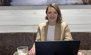 Wenn es sich anbietet, arbeitet Alina Klaas mit ihrem Laptop auch im Café. Nicht fehlen darf dann eine Latte Macchiato. - Markus Voss Wenn es sich anbietet, arbeitet Alina Klaas mit ihrem Laptop auch im Café. Nicht fehlen darf dann eine Latte Macchiato. - Markus Voss