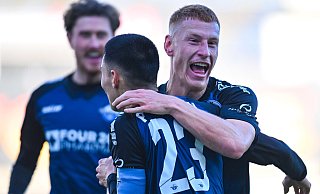 Laurin Curda (r.) feiert mit Torvorbereiter Raphael Obermair seinen ersten Zweitligatreffer. - picture alliance / DeFodi Images Laurin Curda (r.) feiert mit Torvorbereiter Raphael Obermair seinen ersten Zweitligatreffer. - picture alliance / DeFodi Images