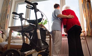 Pflegebedürftige und ihre Angehörigen müssen mehr fürs Pflegeheim zahlen. (Symbolbild) - Tom Weller/dpa Pflegebedürftige und ihre Angehörigen müssen mehr fürs Pflegeheim zahlen. (Symbolbild) - Tom Weller/dpa