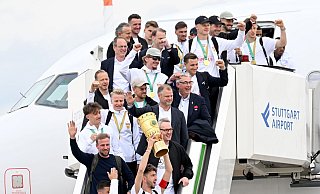 Rückkehr nach Stuttgart: Die Pokalsieger des VfB nach der Landung. - Marijan Murat/dpa Rückkehr nach Stuttgart: Die Pokalsieger des VfB nach der Landung. - Marijan Murat/dpa