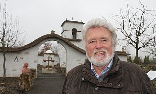 Helmut Richter vor der nachgebauten chilenischen Kirche von Parinacota, einem kleinen Bergdorf in den Anden in 4392 Metern Höhe. - Anastasia von Fugler Helmut Richter vor der nachgebauten chilenischen Kirche von Parinacota, einem kleinen Bergdorf in den Anden in 4392 Metern Höhe. - Anastasia von Fugler