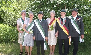 Thronadjutantin Petra Zurheide, Thronprinzessin Heike Wörmann, Thronprinz Marc Schwalbe, Königin Annette Bäcker, König Klaus Bäcker sowie Thronadjutant Stefan Wörmann (v. l.) bilden den neuen Nienhagener Thron. - Karin Prignitz Thronadjutantin Petra Zurheide, Thronprinzessin Heike Wörmann, Thronprinz Marc Schwalbe, Königin Annette Bäcker, König Klaus Bäcker sowie Thronadjutant Stefan Wörmann (v. l.) bilden den neuen Nienhagener Thron. - Karin Prignitz