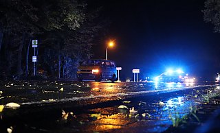 Der Radfahrer hatte bei schlechten Sichtverhältnissen die Straße überquert und war vom VW-Bus erfasst worden. - Jan Henning Rogge Der Radfahrer hatte bei schlechten Sichtverhältnissen die Straße überquert und war vom VW-Bus erfasst worden. - Jan Henning Rogge