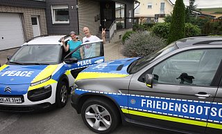 Engagiert: Karin und Noël Eichler aus Peckelsheim setzen sich für den Frieden ein. - Hermann Ludwig Engagiert: Karin und Noël Eichler aus Peckelsheim setzen sich für den Frieden ein. - Hermann Ludwig