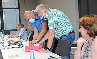 Neben Bianca Winkelmann (CDU, r.) hatte auch Manfred Staubach (FWG) Klärungsbedarf zu den Wahlunterlagen der UfR. Jörg Redeker vom Fachbereich Ordnung/Soziales hatte den Ordner dabei. - Joern Spreen-Ledebur Neben Bianca Winkelmann (CDU, r.) hatte auch Manfred Staubach (FWG) Klärungsbedarf zu den Wahlunterlagen der UfR. Jörg Redeker vom Fachbereich Ordnung/Soziales hatte den Ordner dabei. - Joern Spreen-Ledebur