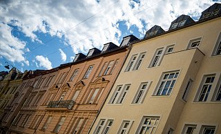 Der Mieterbund befürchtet wegen der Krise am Bau und Hunderttausender fehlender Wohnungen einen weiteren drastischen Anstieg der Mieten. Selbst in Hochpreisregionen wie hier in München seien die Mieten auch bei bestehenden Verträgen in den vergangenen beiden Jahren so stark wie noch nie gestiegen. - picture alliance / Matthias Balk/dpa Der Mieterbund befürchtet wegen der Krise am Bau und Hunderttausender fehlender Wohnungen einen weiteren drastischen Anstieg der Mieten. Selbst in Hochpreisregionen wie hier in München seien die Mieten auch bei bestehenden Verträgen in den vergangenen beiden Jahren so stark wie noch nie gestiegen. - picture alliance / Matthias Balk/dpa