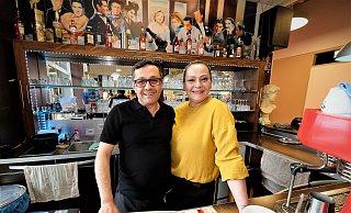 Mustafa und Nevin Gercek leiten nun die Bar im großen Einkaufszentrum im Bielefelder Süden. - Susanne Lahr Mustafa und Nevin Gercek leiten nun die Bar im großen Einkaufszentrum im Bielefelder Süden. - Susanne Lahr