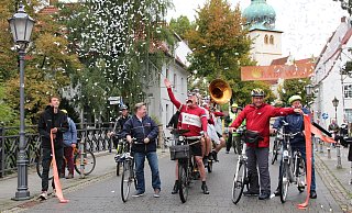 Startschuss mit Konfettikanonen: Auf der Brücke am Fürstenauplatz gibt Bürgermeister Tim Kähler um 10.08 Uhr die Strecke frei. - Natalie Gottwald Startschuss mit Konfettikanonen: Auf der Brücke am Fürstenauplatz gibt Bürgermeister Tim Kähler um 10.08 Uhr die Strecke frei. - Natalie Gottwald