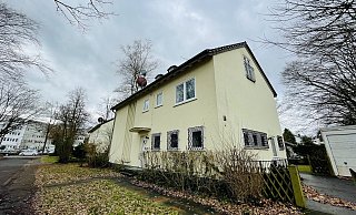 Vier baugleiche ehemalige britische Offiziershäuser im Schatten des Klinikums Gütersloh stehen aktuell zum Verkauf. Zu jeder Immobilie gehören eine Garage, eine Terrasse und ein Balkon. - Lena Vanessa Niewald Vier baugleiche ehemalige britische Offiziershäuser im Schatten des Klinikums Gütersloh stehen aktuell zum Verkauf. Zu jeder Immobilie gehören eine Garage, eine Terrasse und ein Balkon. - Lena Vanessa Niewald
