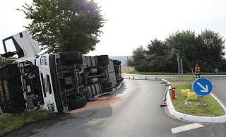 Umgekippt: Der Sattelzug blieb auf der rechten Seite am rechten Rand des Kreisels liegen. - Simone Flörke Umgekippt: Der Sattelzug blieb auf der rechten Seite am rechten Rand des Kreisels liegen. - Simone Flörke