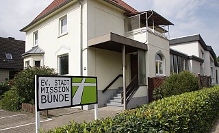 Sechs Stufen: Um das Wahllokal in der evangelischen Stadtmission an der Wilhelmstraße zu erreichen, muss die kleine Treppe am Eingang überwunden werden. - Gregor Winkler Sechs Stufen: Um das Wahllokal in der evangelischen Stadtmission an der Wilhelmstraße zu erreichen, muss die kleine Treppe am Eingang überwunden werden. - Gregor Winkler