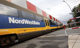 Haarsscharf: Ein Zug der Nordwestbahn konnte auf dem Weg nach Bielefeld kurz vor dem havarierten Bus auf den Gleisen halten. - Sigurd Gringel Haarsscharf: Ein Zug der Nordwestbahn konnte auf dem Weg nach Bielefeld kurz vor dem havarierten Bus auf den Gleisen halten. - Sigurd Gringel