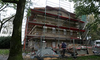 Das frühere Prokuristenhaus, heute Domizil des Modelleisenbahnclubs, im Ravensberger Park wird saniert. - Wolfgang Rudolf Das frühere Prokuristenhaus, heute Domizil des Modelleisenbahnclubs, im Ravensberger Park wird saniert. - Wolfgang Rudolf