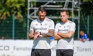 Höchste Zeit: Trainer Mitch Kniat (l.), hier mit Physio Arne Böker, will seinen Kader voll bekommen. - Andreas Zobe Höchste Zeit: Trainer Mitch Kniat (l.), hier mit Physio Arne Böker, will seinen Kader voll bekommen. - Andreas Zobe