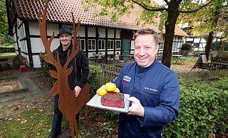 Kunst und Küche: Der Hirsch mit mächtigem Geweih wacht über den Historische Gasthof Buschkamp, in dem Gastronom Silvio Eberlein (rechts) auch Allerlei aus Wildtierfleisch zubereitet. Die Wildtierfiguren auf dem Hofgelände stammen vom Verler Stahlkünstler Hans Kordes. - Wolfgang Rudolf Kunst und Küche: Der Hirsch mit mächtigem Geweih wacht über den Historische Gasthof Buschkamp, in dem Gastronom Silvio Eberlein (rechts) auch Allerlei aus Wildtierfleisch zubereitet. Die Wildtierfiguren auf dem Hofgelände stammen vom Verler Stahlkünstler Hans Kordes. - Wolfgang Rudolf