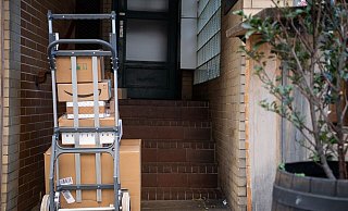 Gestapelte Pakete in einem Hauseingang. Das Postgesetz ist in seinen wesentlichen Teilen schon seit 1998 gültig. - Sebastian Gollnow/dpa Gestapelte Pakete in einem Hauseingang. Das Postgesetz ist in seinen wesentlichen Teilen schon seit 1998 gültig. - Sebastian Gollnow/dpa