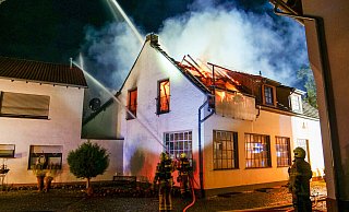 Im Ortskern des Paderborner Stadtteils Schloß Neuhaus ist am frühen Samstagmorgen eine Dachgeschosswohnung ausgebrannt. Die Bewohner konnten sich unverletzt ins Freie retten. - Ralph Meyer Im Ortskern des Paderborner Stadtteils Schloß Neuhaus ist am frühen Samstagmorgen eine Dachgeschosswohnung ausgebrannt. Die Bewohner konnten sich unverletzt ins Freie retten. - Ralph Meyer