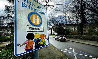 Eine Gütersloher Mutter kritisiert, dass bei der Schulplatzvergabe für die weiterführende Schule die Nähe zur Schule kein Auswahlkriterium ist. So könnten Elterntaxis vermieden werden. - Andreas Frücht Eine Gütersloher Mutter kritisiert, dass bei der Schulplatzvergabe für die weiterführende Schule die Nähe zur Schule kein Auswahlkriterium ist. So könnten Elterntaxis vermieden werden. - Andreas Frücht