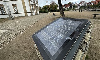Die Stadt sollte den Opfern von rassistischer Gewalt erinnern, fordern Unbekannte, die den Kardinal-Degenhardt-Platz mit einer neuen Gedenktafel versehen haben. - Mareike Gröneweg Die Stadt sollte den Opfern von rassistischer Gewalt erinnern, fordern Unbekannte, die den Kardinal-Degenhardt-Platz mit einer neuen Gedenktafel versehen haben. - Mareike Gröneweg
