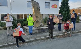 Die Elsener Tüten erreichten rund 300 Sportler. Auch sie waren gefüllt mit Hilfsmitteln zur Bewegungsförderung. - TuRa Elsen Die Elsener Tüten erreichten rund 300 Sportler. Auch sie waren gefüllt mit Hilfsmitteln zur Bewegungsförderung. - TuRa Elsen