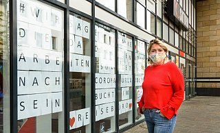 Klaudia Mathia vom Reisebüro Sonnenklar TV dankt mit einem Aushang im Schaufenstern allen "die da draußen noch arbeiten". - Lena Henning Klaudia Mathia vom Reisebüro Sonnenklar TV dankt mit einem Aushang im Schaufenstern allen "die da draußen noch arbeiten". - Lena Henning