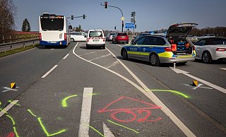 Schwerer Unfall in Bielefeld. Bus prallt gegen Pkw. - Mike-Dennis Müller Schwerer Unfall in Bielefeld. Bus prallt gegen Pkw. - Mike-Dennis Müller