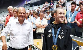 Freude bei Kanzler Olaf Scholz über Gold für Daraj Varfolomeev. - Jan Woitas/dpa Freude bei Kanzler Olaf Scholz über Gold für Daraj Varfolomeev. - Jan Woitas/dpa