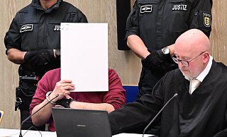 Für den Angeklagten las sein Verteidiger Uwe Kosmala eine Erklärung vor. - Bernd Weißbrod/dpa Für den Angeklagten las sein Verteidiger Uwe Kosmala eine Erklärung vor. - Bernd Weißbrod/dpa