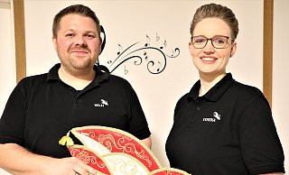 Wilhelm und Verena Thonemann mit der Prinzenkappe der Karnevalsgesellschaft Rot-Weiß Ossendorf. - Simone Flörke Wilhelm und Verena Thonemann mit der Prinzenkappe der Karnevalsgesellschaft Rot-Weiß Ossendorf. - Simone Flörke