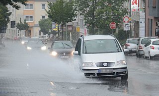 Problematisch wird der Starkregen, wenn die Entwässerung überlastet ist. Im Gegensatz zu Hochwasser können solche Ereignisse unabhängig von der Nähe zu Gewässern auftreten. Vor allem kommt dies in den Sommermonaten vor. - Marc Köppelmann (Archivbild) Problematisch wird der Starkregen, wenn die Entwässerung überlastet ist. Im Gegensatz zu Hochwasser können solche Ereignisse unabhängig von der Nähe zu Gewässern auftreten. Vor allem kommt dies in den Sommermonaten vor. - Marc Köppelmann (Archivbild)