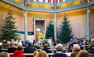Knapp 300 Besucher aller Altersklassen kamen am Vierten Advent in die katholische Heilig-Geist-Kirche nach Dornberg. Sie sitzen im Halbkreis zusammen. Alles Plätze sind belegt. Die Kirche ist regelmäßig gut besucht. - Mike-Dennis Müller Knapp 300 Besucher aller Altersklassen kamen am Vierten Advent in die katholische Heilig-Geist-Kirche nach Dornberg. Sie sitzen im Halbkreis zusammen. Alles Plätze sind belegt. Die Kirche ist regelmäßig gut besucht. - Mike-Dennis Müller