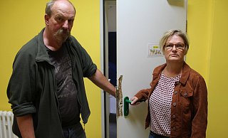 Abgeklärt, aber betroffen: Schulleiterin Claudia Redemann und Hausmeister Thomas Gemmeke an einer von vielen aufgebrochenen Türen. - Alexander Graßhoff Abgeklärt, aber betroffen: Schulleiterin Claudia Redemann und Hausmeister Thomas Gemmeke an einer von vielen aufgebrochenen Türen. - Alexander Graßhoff