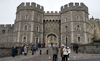 Mit einer Armbrust bewaffnet wurde am ersten Weihnachtstag ein 19-Jähriger auf dem Gelände der Queen-Residenz Schloss Windsor gefasst. - Foto: Alastair Grant/AP/dpa Mit einer Armbrust bewaffnet wurde am ersten Weihnachtstag ein 19-Jähriger auf dem Gelände der Queen-Residenz Schloss Windsor gefasst. - Foto: Alastair Grant/AP/dpa