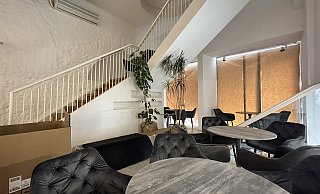 Die Schaufenster sind noch abgeklebt, doch das meiste Interieur ist bereits im Café vorhanden. Am 28. Mai soll es hier losgehen. MT-Foto: - Patrick Schwemling Die Schaufenster sind noch abgeklebt, doch das meiste Interieur ist bereits im Café vorhanden. Am 28. Mai soll es hier losgehen. MT-Foto: - Patrick Schwemling