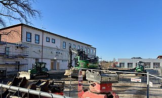 Dort, wo bis vor wenigen Tagen noch das alte Gerätehaus stand, wird nun für den Neubau weitergearbeitet. Im Hintergrund ist die provisorische Fahrzeughalle zu sehen. - Jens Reddeker Dort, wo bis vor wenigen Tagen noch das alte Gerätehaus stand, wird nun für den Neubau weitergearbeitet. Im Hintergrund ist die provisorische Fahrzeughalle zu sehen. - Jens Reddeker