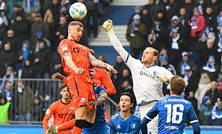 Felix Platte (l.) kommt vor Dominik Reimann zum Kopfball. Sekundenbruchteile landet die Faust des Magdeburger Torhüters am Kopf des SCP-Stürmers. - picture alliance/dpa Felix Platte (l.) kommt vor Dominik Reimann zum Kopfball. Sekundenbruchteile landet die Faust des Magdeburger Torhüters am Kopf des SCP-Stürmers. - picture alliance/dpa